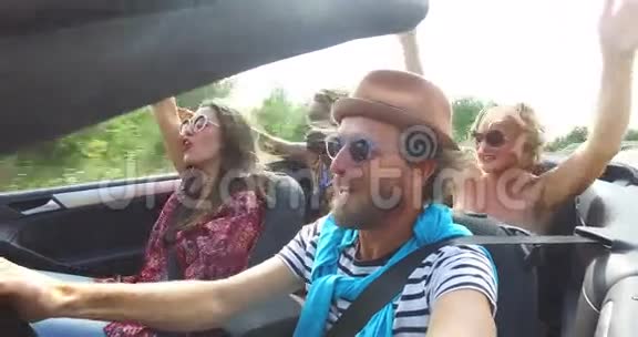 戴帽子开车和朋友一起唱歌的大胡子男视频的预览图