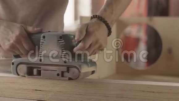 砂带砂光机木工加工木板前进和后退视频的预览图
