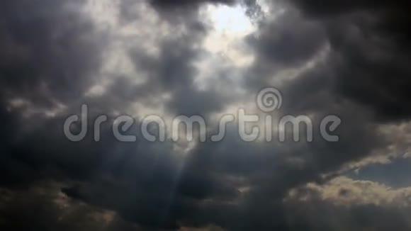 云天气中的太阳射线视频的预览图