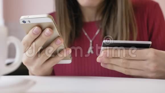 美丽的女性网上银行使用智能手机在线购物与信用卡在家里的生活方式技术和技术视频的预览图