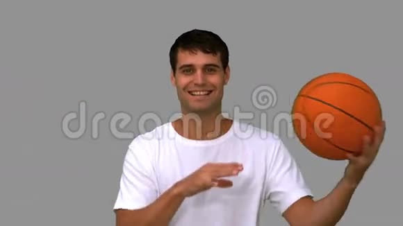 一个人在灰色屏幕上打篮球视频的预览图