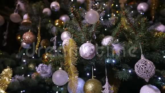 圣诞球圣诞树上挂着的圣诞灯新年圣诞树上挂着的银宝宝视频的预览图