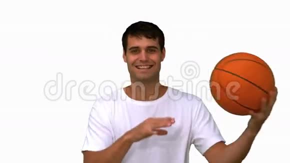 在白色屏幕上慢动作打篮球的人视频的预览图