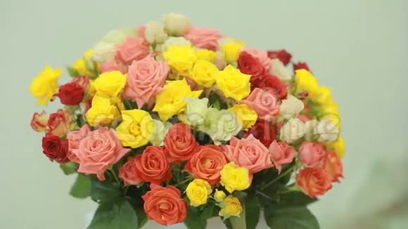 多汁五颜六色的粉红色黄色红色和橙色玫瑰花束特写视频的预览图