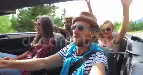 戴帽子开车和朋友一起唱歌的大胡子男视频的预览图
