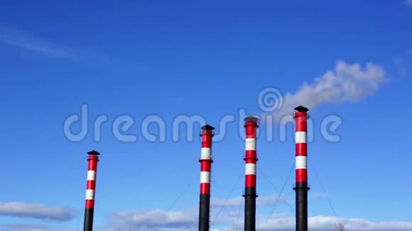 蓝天上高高的烟囱空气污染视频的预览图