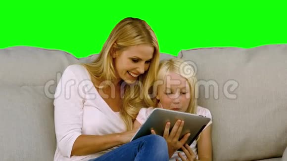 母亲和女儿用数字平板电脑慢动作视频的预览图