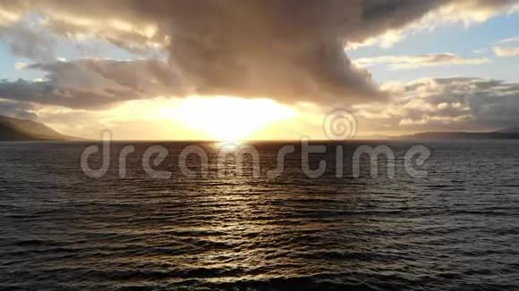 日落时的金色海水鸟瞰视频的预览图