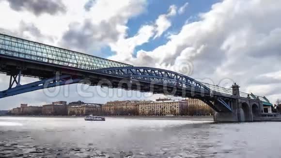 穿越莫斯科河的大型人行桥时间流逝视频的预览图