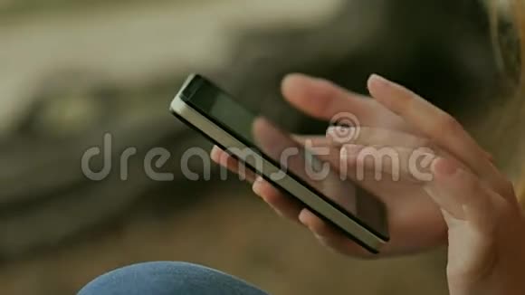 智能手机触摸留言电话在线户外慢动作视频的预览图