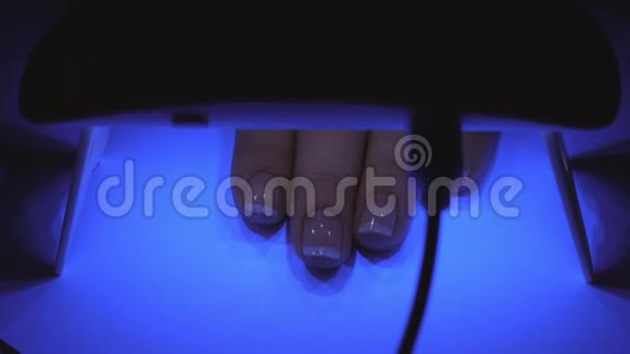 紫外线灯胶抛光指甲工艺在家条件视频的预览图