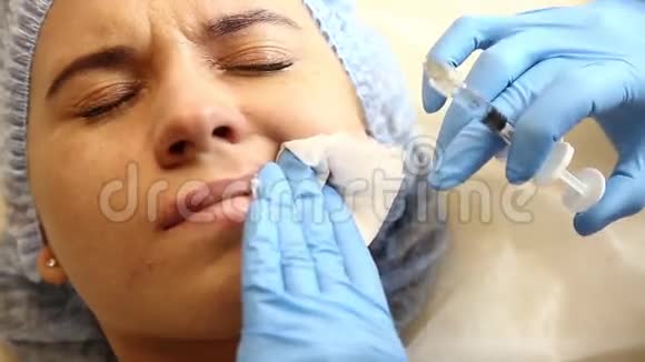 一家诊所的年轻女子在做脂肪增强手术麻醉注射硅胶种植嘴唇增厚肉毒杆菌注射液视频的预览图