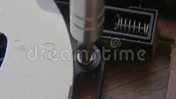 松开螺丝一只手拿着螺丝刀正在安装或修理电脑部件视频的预览图