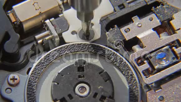 松开螺丝一只手拿着螺丝刀正在安装或修理电脑部件视频的预览图