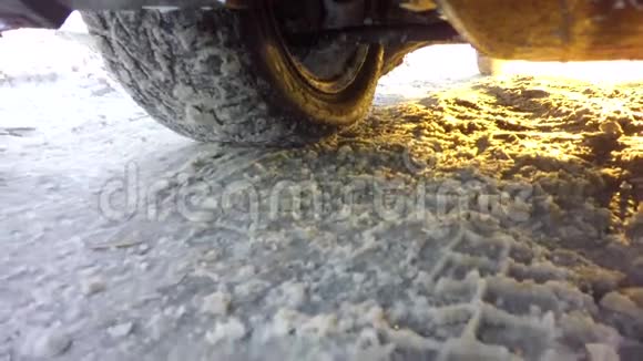 在冬季道路上行驶的汽车轮视频的预览图