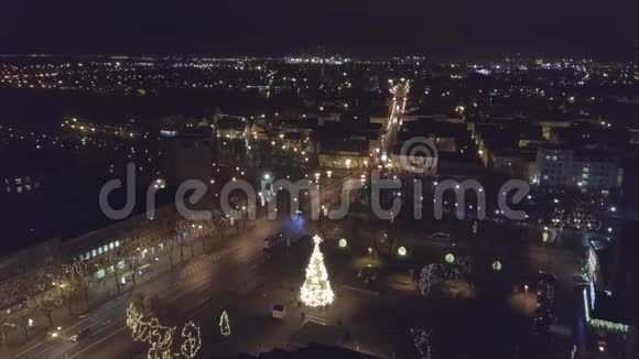 圣诞节期间立陶宛克莱佩达市夜间的空中拍摄视频的预览图