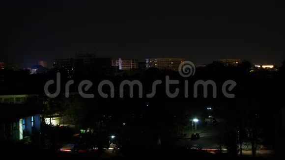 夜间在公路和城镇活动视频的预览图