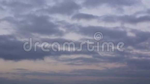 冬季风暴云在唐的草原上迅速移动视频的预览图