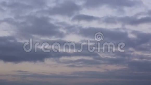 冬季风暴云在唐的草原上迅速移动视频的预览图