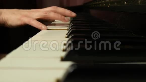 女手在一架漂亮的大钢琴上演奏一首轻柔的古典音乐女人弹钢琴特写视频的预览图