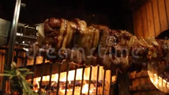 在壁炉里慢慢煮熟的肉视频的预览图