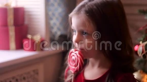 三年前穿着红色裙子的小女孩视频的预览图