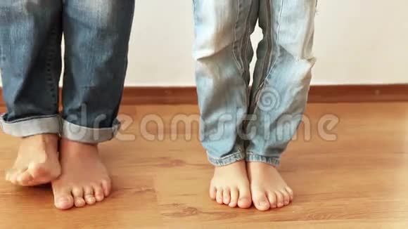 妈妈和儿子两个人在互相踩脚视频的预览图
