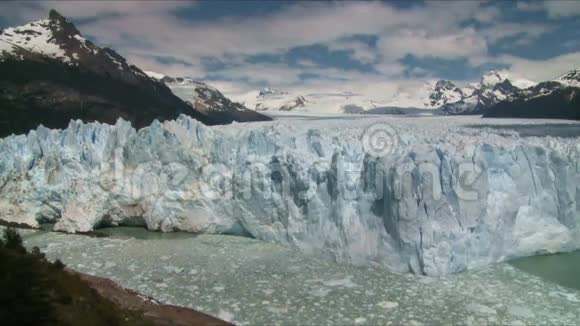 佩里托莫雷诺冰川视频的预览图