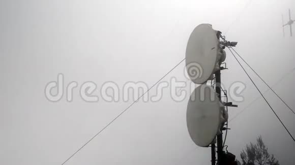 冬天雾天的通讯塔视频的预览图