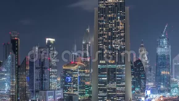 迪拜市区和金融区的鸟瞰夜景阿联酋摩天大楼和视频的预览图