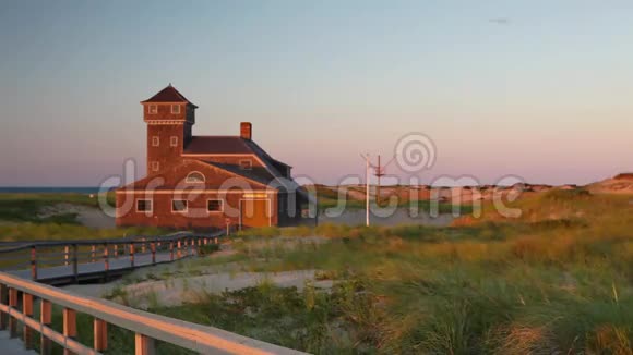 日落时分科德角海滩别墅视频的预览图
