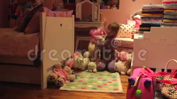 女性在卧室摆放玩具的时间推移顺序视频的预览图