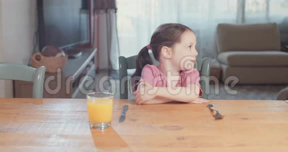 年轻女孩拒绝吃蔬菜视频的预览图