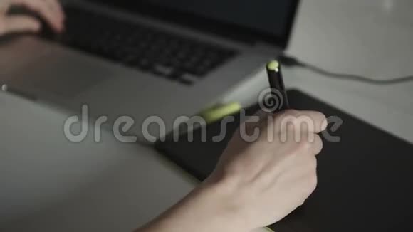 女设计师绘制的图形平板电脑视频的预览图