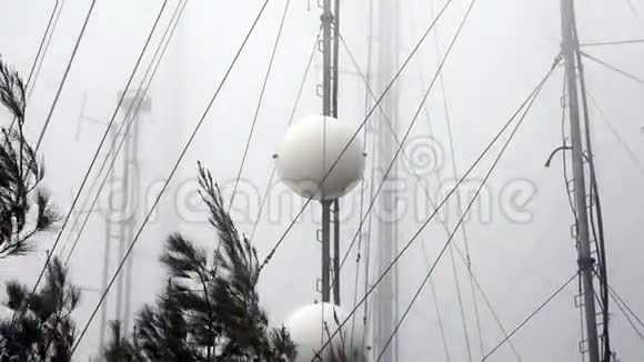 冬天雾天的通讯塔视频的预览图