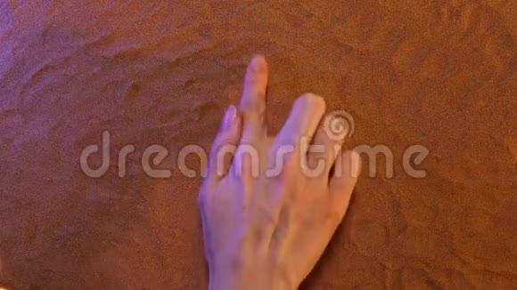 手绘箭头符号在沙中海滩背景顶部视图视频的预览图