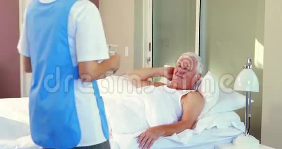 护士给老人吃药视频的预览图