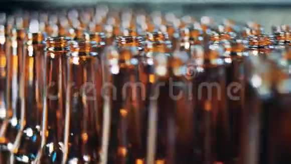 啤酒厂的空瓶子关门视频的预览图