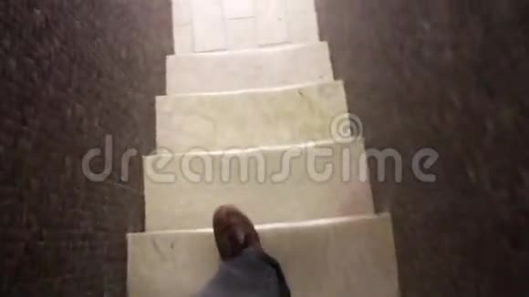 在石头楼梯上的脚步声视频的预览图