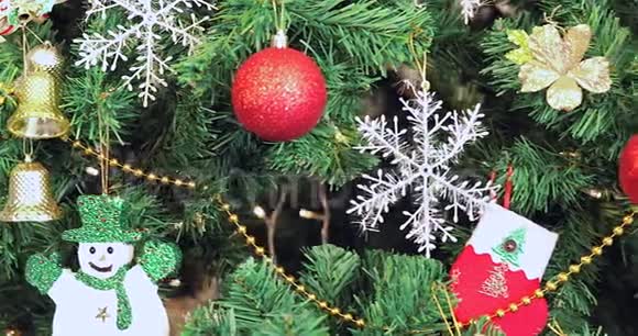 圣诞树是用漂亮的装饰品装饰的视频的预览图