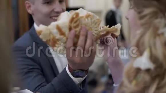 新娘和新郎打破婚礼面包视频的预览图