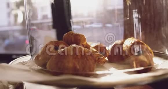 早餐用牛角面包视频的预览图