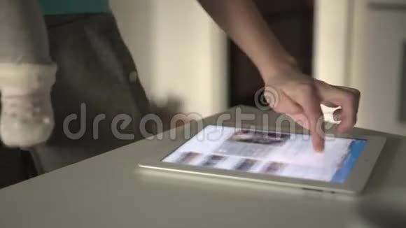 年轻女子使用平板电脑视频的预览图