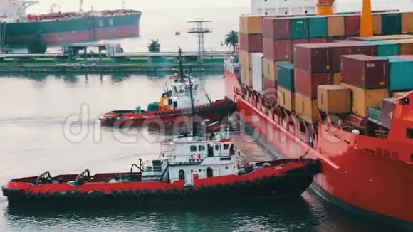 货运渡轮抵达海港视频的预览图