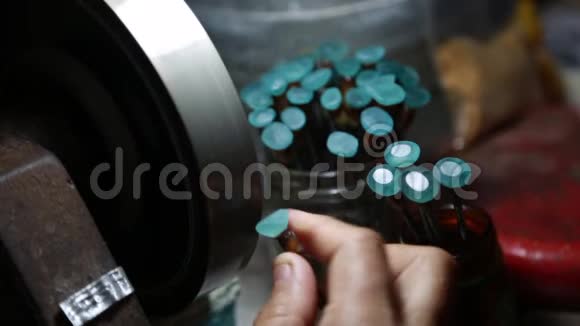 宝石用抛光工具抛光石蓝色视频的预览图