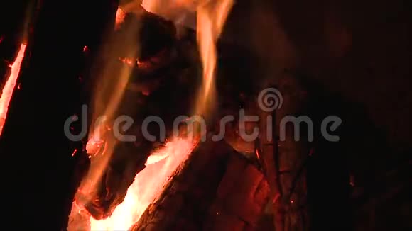 燃烧营火的缓慢运动视频的预览图