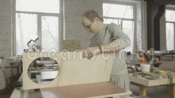 专业木工连接两个木制抛光板视频的预览图