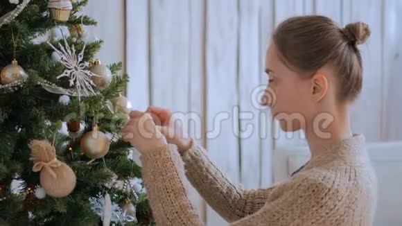 女人用玩具装饰圣诞树视频的预览图
