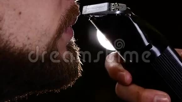 修剪胡子的人硕士作品视频的预览图