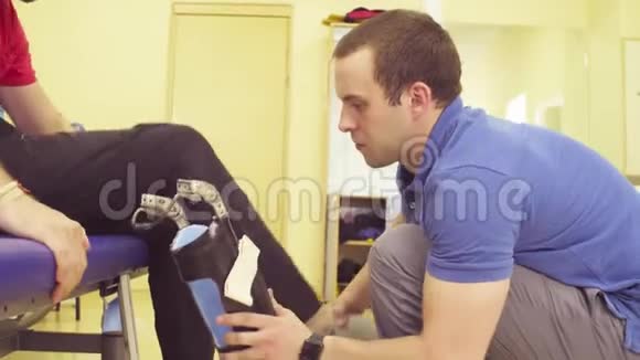 医生理疗师为残疾人安装矫形器视频的预览图